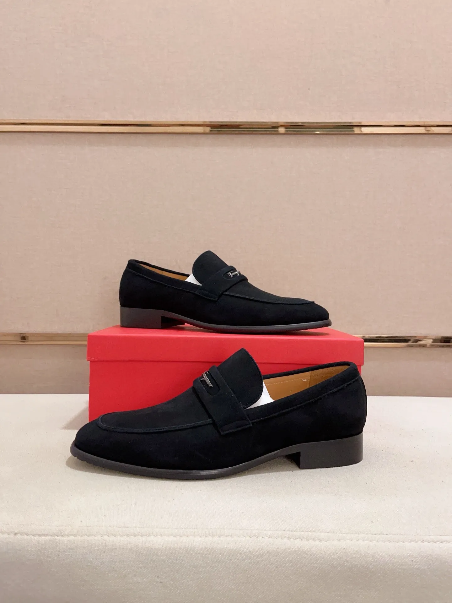 Men's shoes💰: 520💰 High version Ferragamo quality! 🆕🆕Exclusive hot-selling products in stock🔥🔥New products on the shelves, high-quality shoes, high-end driving shoes, with complete packaging! 💪 💪 Material: imported patented cowhide 🐂 + imported high-quality water-dyed cowhide lining + wear-resistant outsole 👍🏻👍🏻 Features: high-end and comfortable, purely handmade 🚀 🚀 Create the perfect shoes that suit you best 🔥 🔥 Size: (38-44) Can be customized 45 non-returnable!